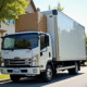 Camion de déménagement avec chargement de cartons en journée