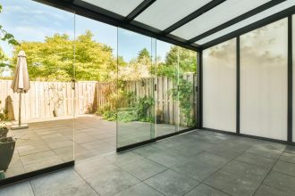 Froid, chaleur, bruit : comment rendre une véranda confortable toute l’année ?